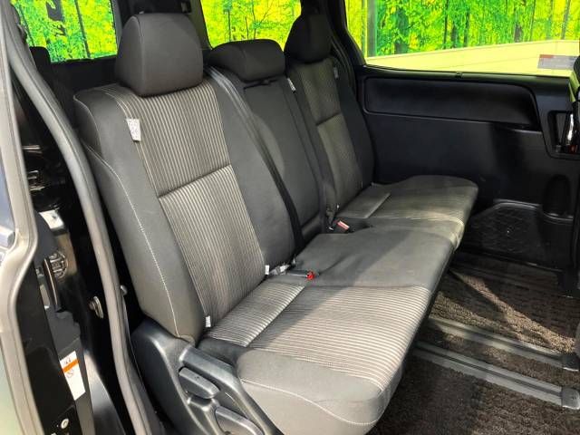 Toyota VOXY 2018-10 13807-9