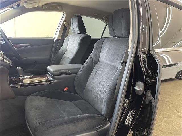 Toyota CROWN SEDAN 2017-09 183267-21