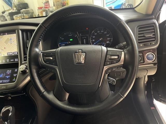 Toyota CROWN SEDAN 2017-09 183267-24