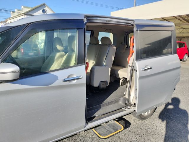 Nissan SERENA 2018-10 183640-6