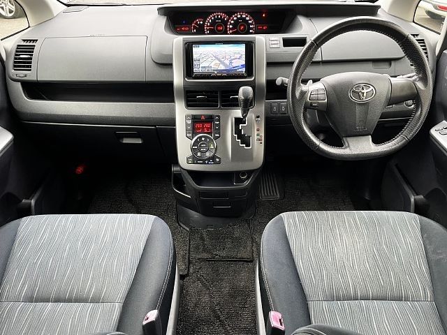 Toyota VOXY 2012-02 182447-1
