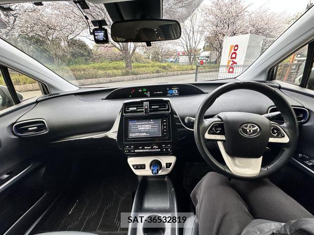 Toyota PRIUS 2016-08 281840-14