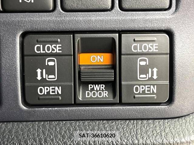 Toyota VOXY 2017-06 331549-3