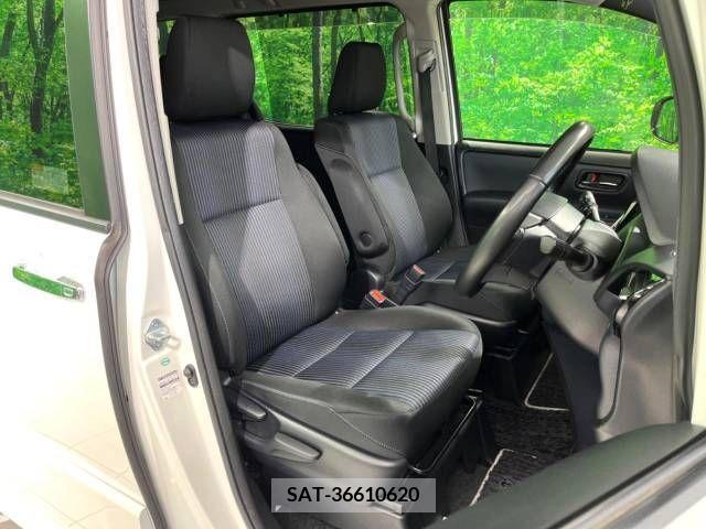 Toyota VOXY 2017-06 331549-8
