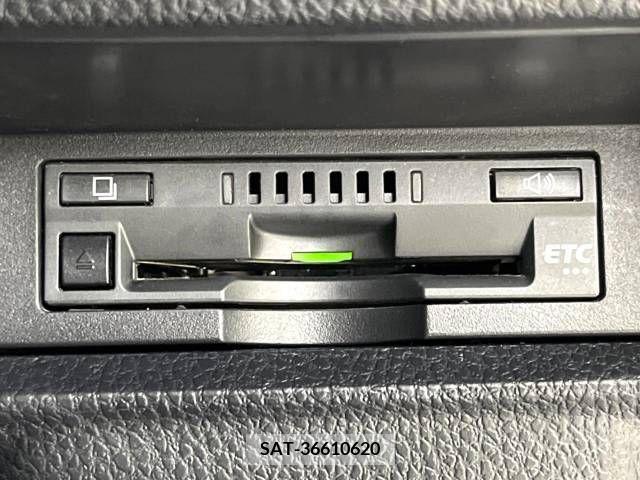 Toyota VOXY 2017-06 331549-7