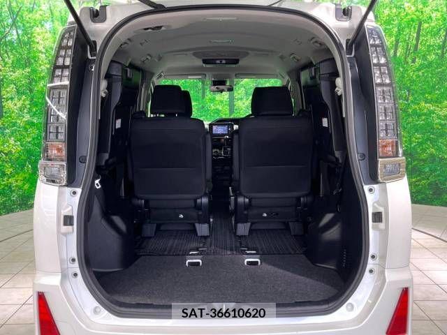 Toyota VOXY 2017-06 331549-11