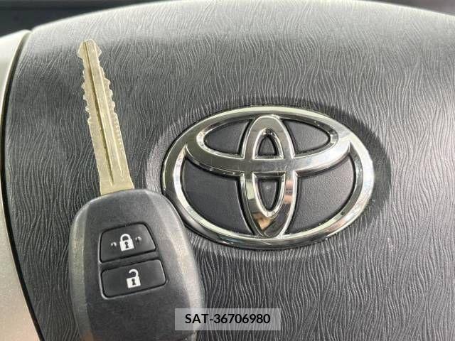 Toyota AQUA 2013-08 260533-7