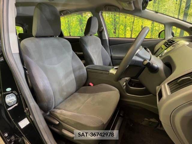 Toyota PRIUS ALPHA 2013-11 366757-9