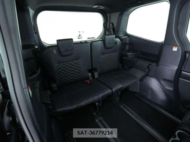 Toyota VOXY 2023-10 382852-8