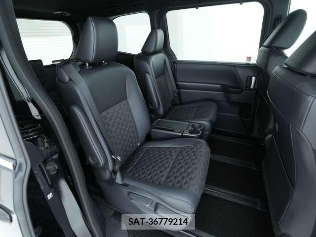 Toyota VOXY 2023-10 382852-7