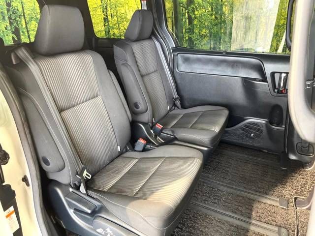 Toyota VOXY 2018-07 181142-9
