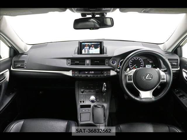 Lexus CT 2011-07 353932-2