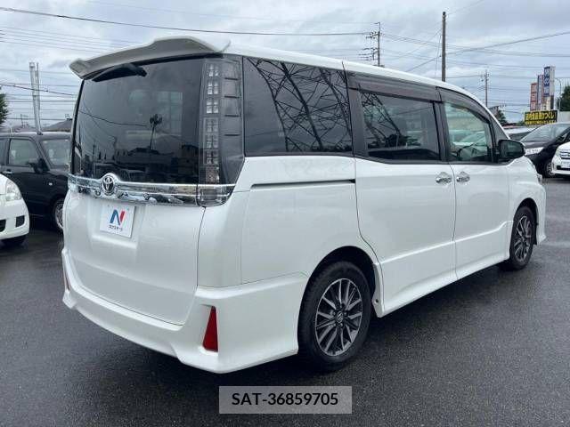 Toyota VOXY 2015-08 379685-18