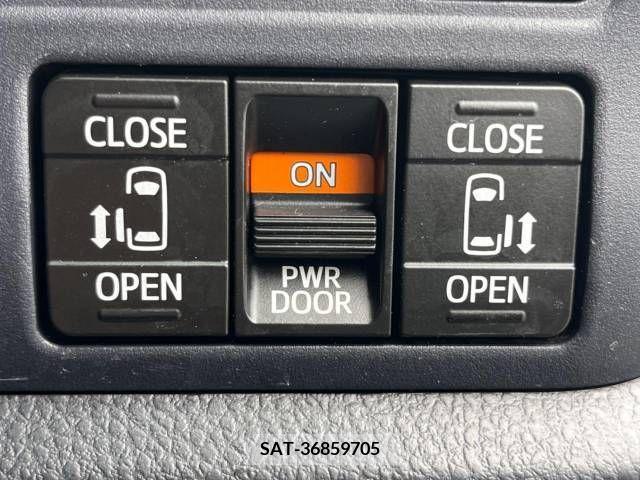 Toyota VOXY 2015-08 379685-2