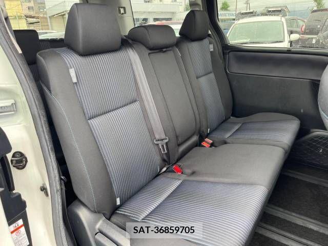 Toyota VOXY 2015-08 379685-9