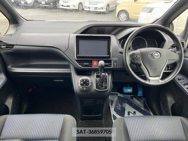 Toyota VOXY 2015-08 379685-1