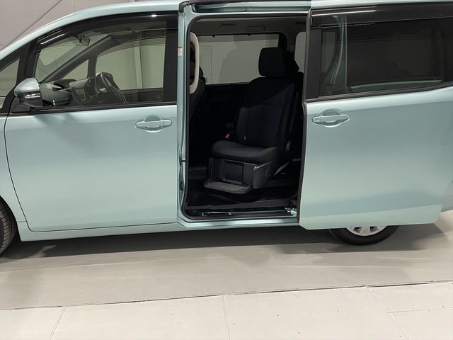 Toyota VOXY 2014-04 21417-3