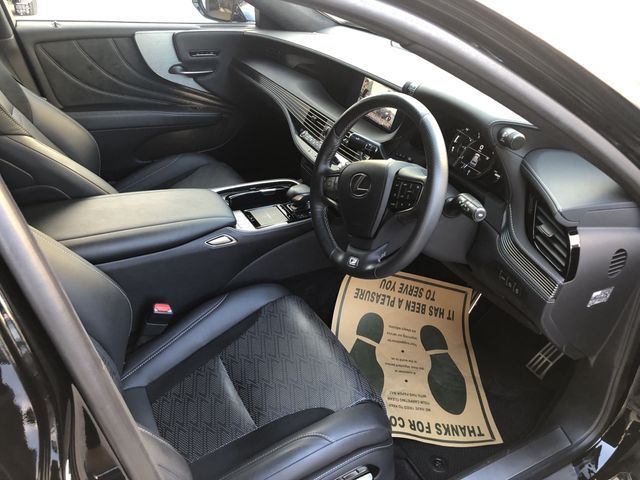 Lexus LS 2018-01 13704-1