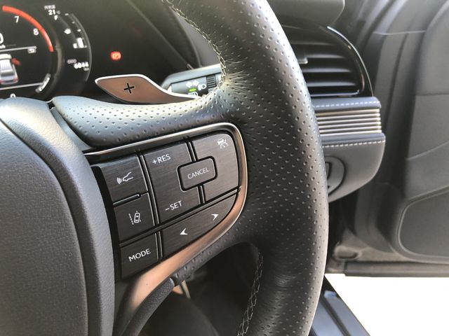 Lexus LS 2018-01 13704-5