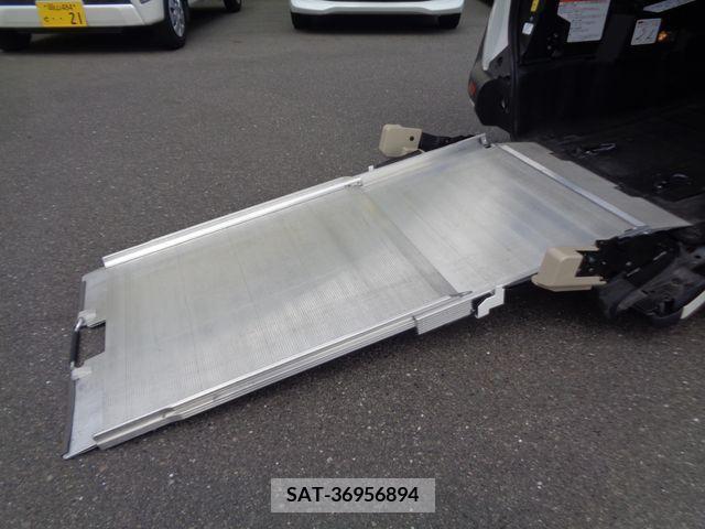 Toyota SIENTA 2016-11 384587-11