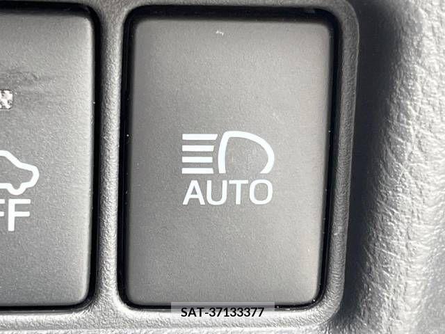 Toyota C-HR 2017-06 322999-6