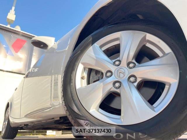 Lexus IS 2017-04 300084-13