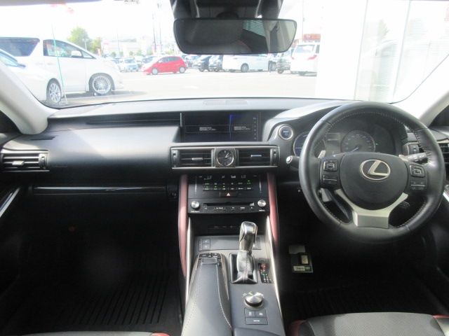 Lexus IS 2017-11 11191-6