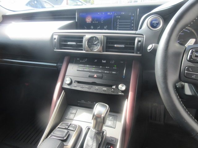 Lexus IS 2017-11 11191-10