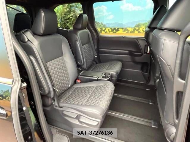 Toyota VOXY 2022-12 341560-8