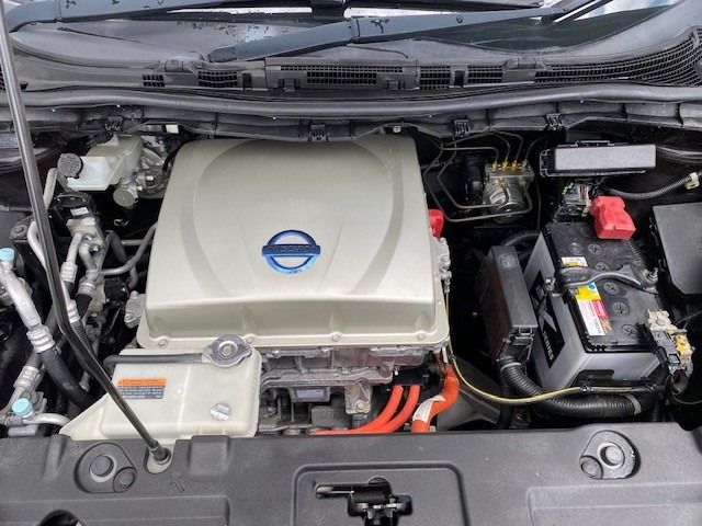 Nissan LEAF 2015-01 7882-3