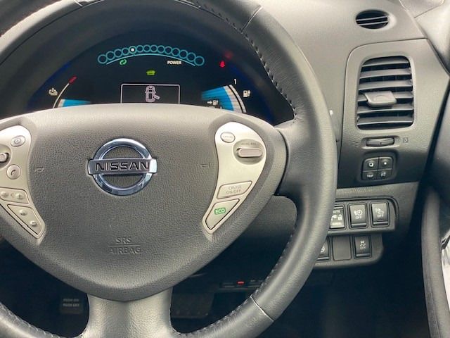 Nissan LEAF 2015-01 7882-18