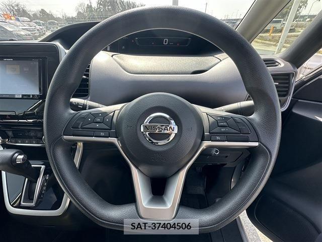 Nissan SERENA 2016-10 256825-10