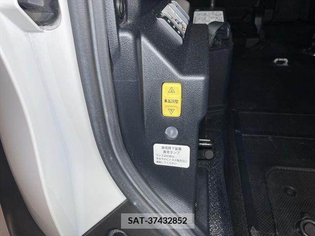 Toyota SIENTA 2016-03 285033-12
