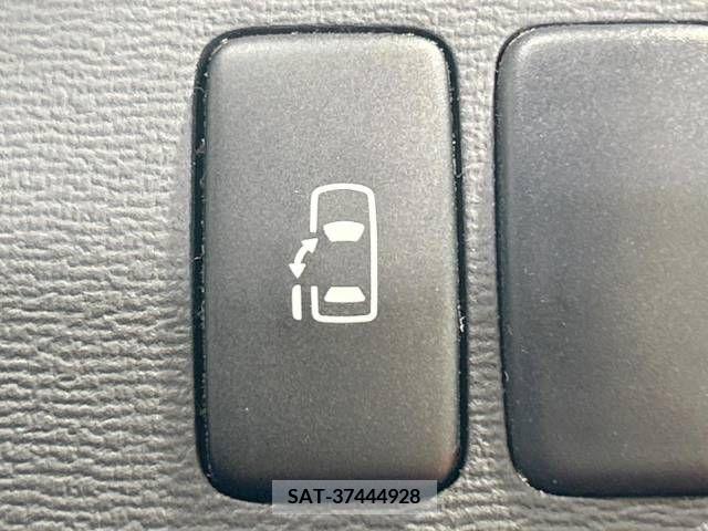 Toyota ISIS 2004-03 377584-3