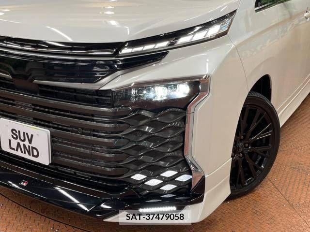 Toyota VOXY 2023-03 228811-13