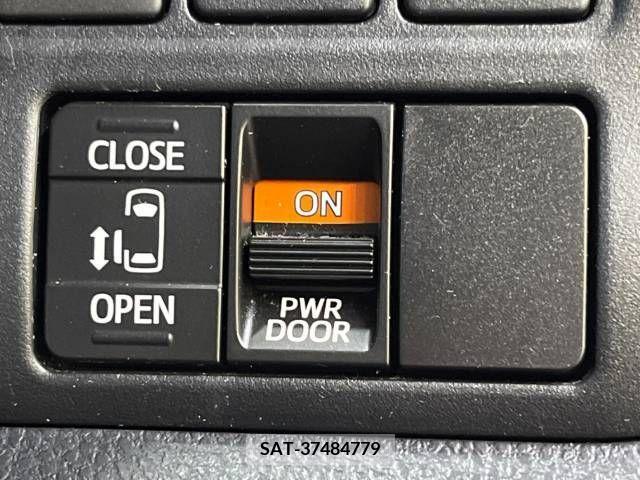 Toyota VOXY 2018-03 330651-3