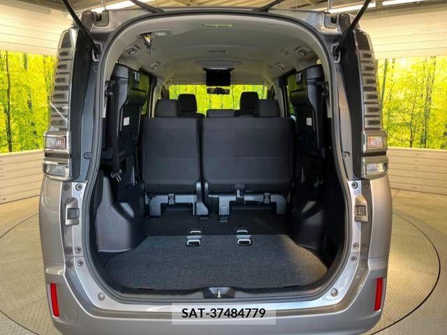 Toyota VOXY 2018-03 330651-11