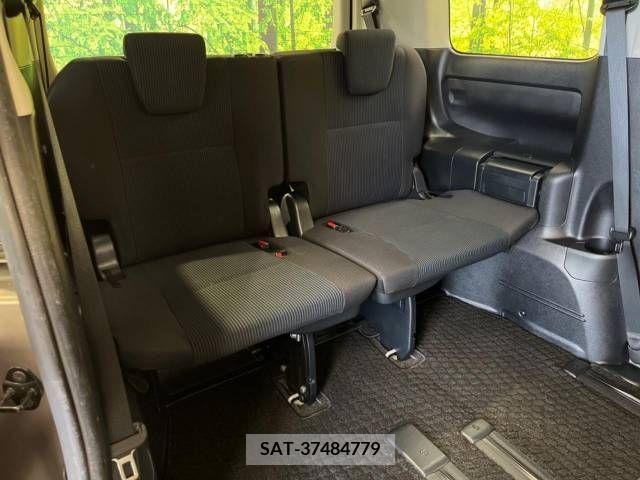 Toyota VOXY 2018-03 330651-10