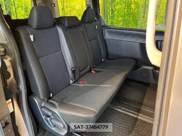 Toyota VOXY 2018-03 330651-9