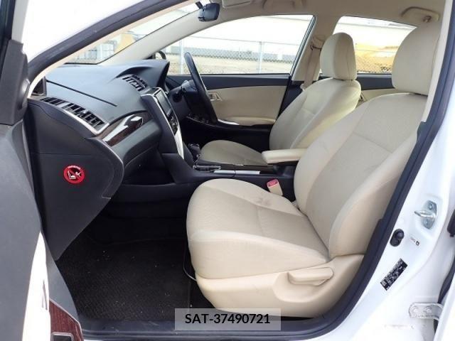 Toyota PREMIO 2017-04 281694-10