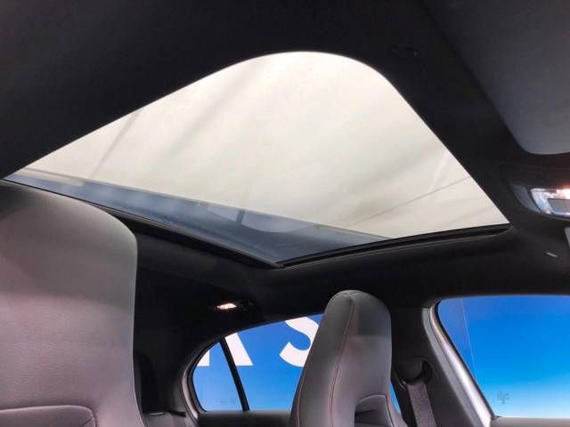 Mercedes Benz A-CLASS 2019-02 181925-3