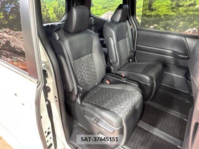 Toyota VOXY 2022-02 313559-8