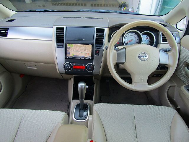 Nissan TIIDA 2010-10 180790-1