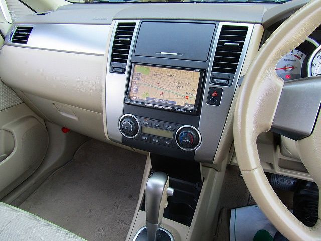 Nissan TIIDA 2010-10 180790-4