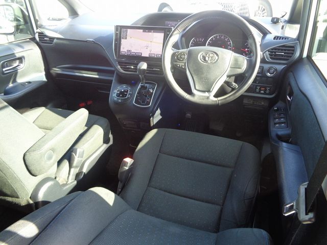 Toyota VOXY 2016-03 196131-9