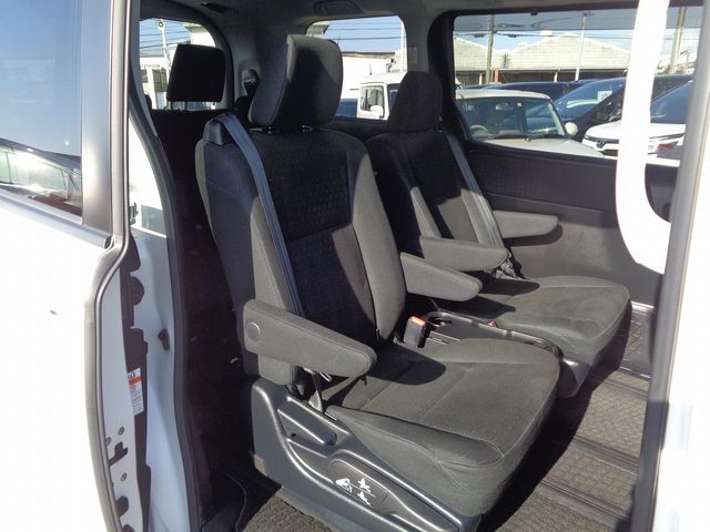 Toyota VOXY 2016-03 196131-5