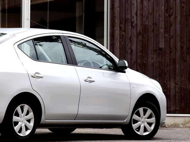 Nissan LATIO 2013-11 183631-9