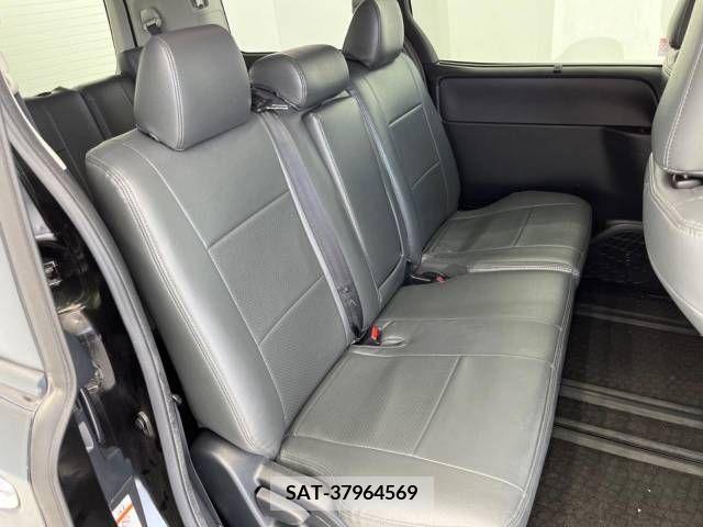 Toyota VOXY 2015-04 331797-9