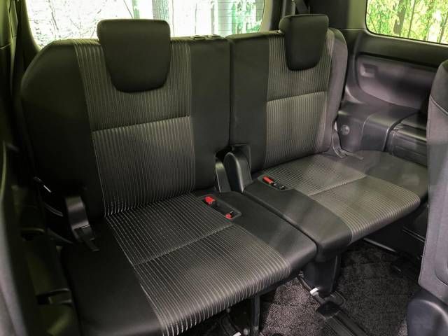 Toyota VOXY 2018-05 11696-10