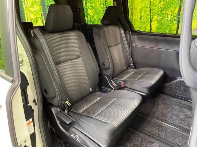 Toyota VOXY 2018-05 11696-9